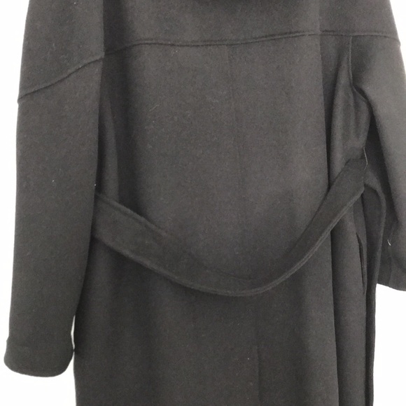 LUXURIOUS, AND ELEGANT COAT ~ Fine wool and fox fur collar. - Picture 8 of 14